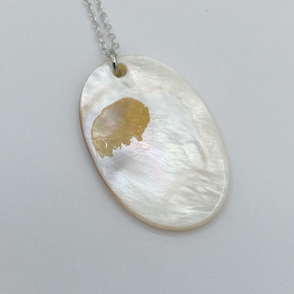 Natural Shell Mother of Pearl Pendant Necklace - Picture 7 of 9